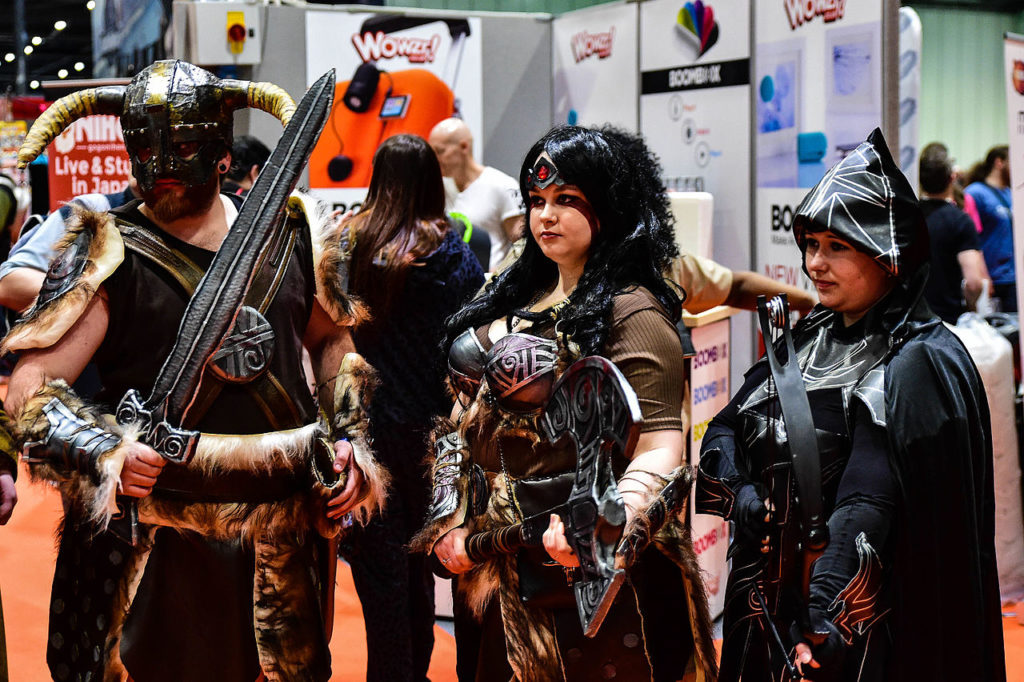 cosplayers vêtus de costumes skyrim à la london comic con 2015