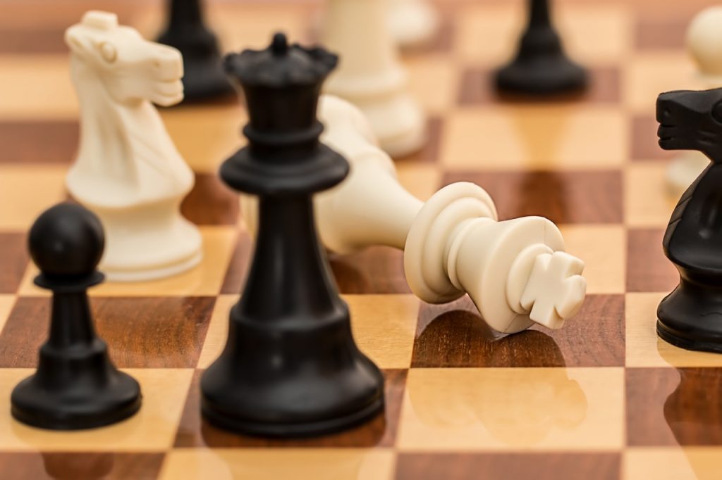 une partie d'échecs en cours sur un plateau avec des pièces blanches et noires