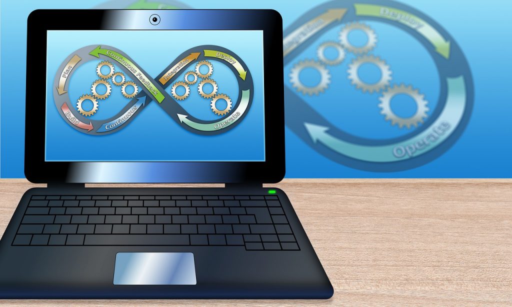 schéma infographique d'un cycle devops avec engrenages et processus continus sur écran laptop