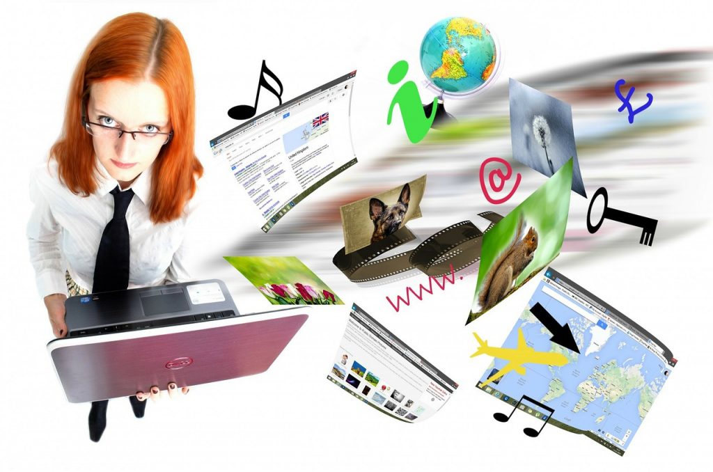 femme avec ordinateur portable entourée d'icônes internet, musique, photos et voyage