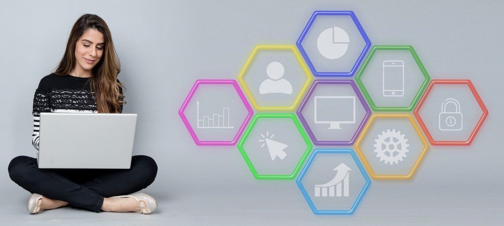 femme avec laptop et icônes numériques représentant l'audience et le référencement web