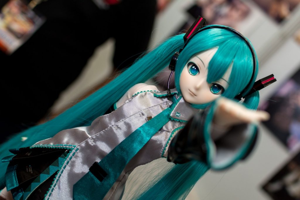 figurine de hatsune miku avec cheveux turquoise et tenue grise