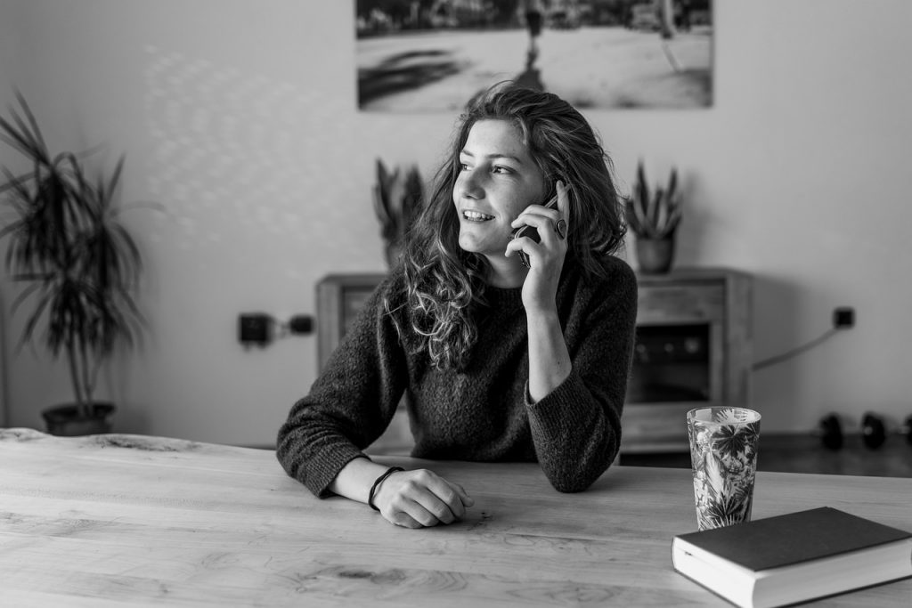 femme au téléphone à son bureau dans une cuisine moderne
