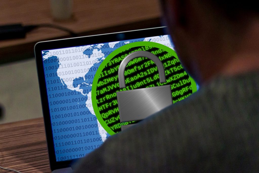 cadenas fermé sur écran affichant code binaire et données cryptées, symbole des cybermenaces ransomware