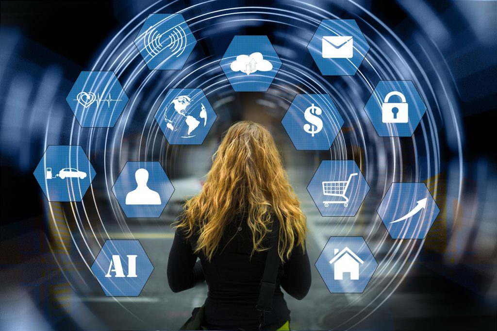femme face à des icônes numériques représentant le commerce, la santé et la technologie en ligne