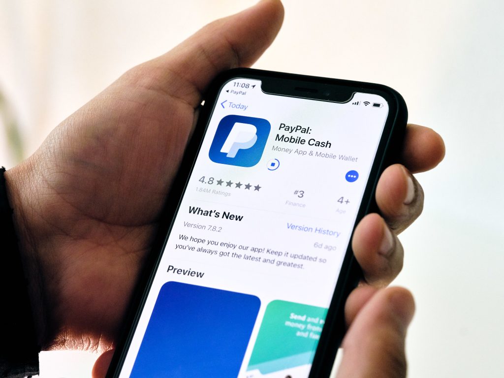paypal mobile cash affichée sur un smartphone avec note 4.8 étoiles