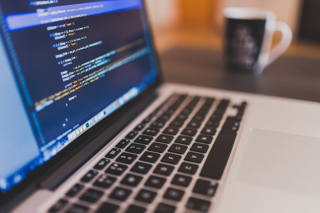 écran de laptop affichant du code python en couleurs sur fond sombre