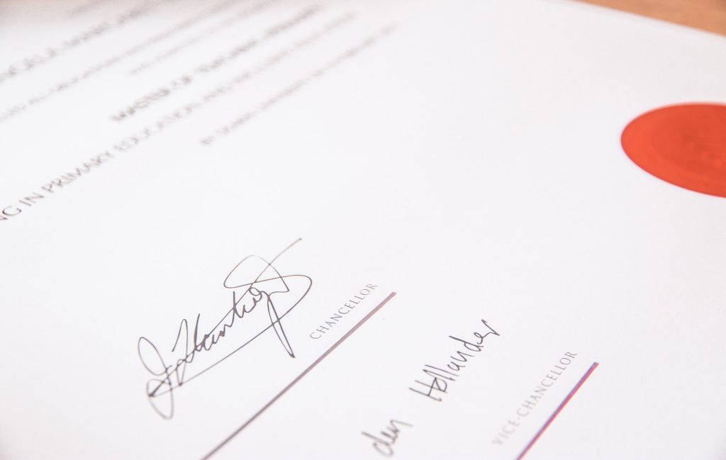 signature manuscrite sur document papier avec stylo