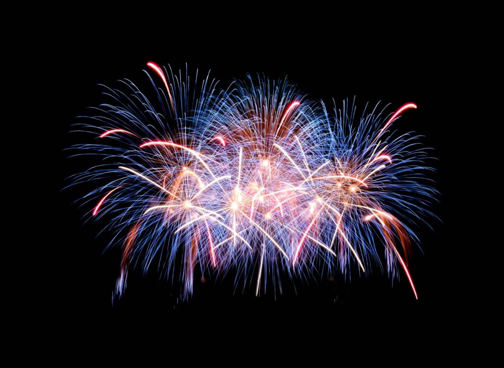 feux d'artifice spectaculaires bleus et rouges éclatant sur fond noir