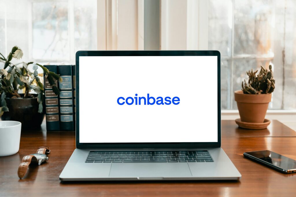 coinbase affichée sur un écran d'ordinateur portable dans un bureau moderne