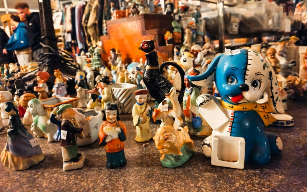 collection de jouets vintage colorés et figurines asiatiques exposées à la brocante