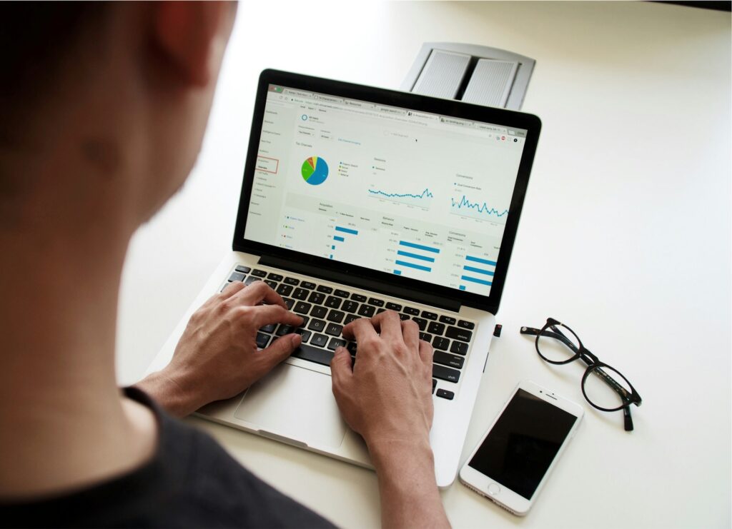 analyste consultant des données de performance numérique sur laptop