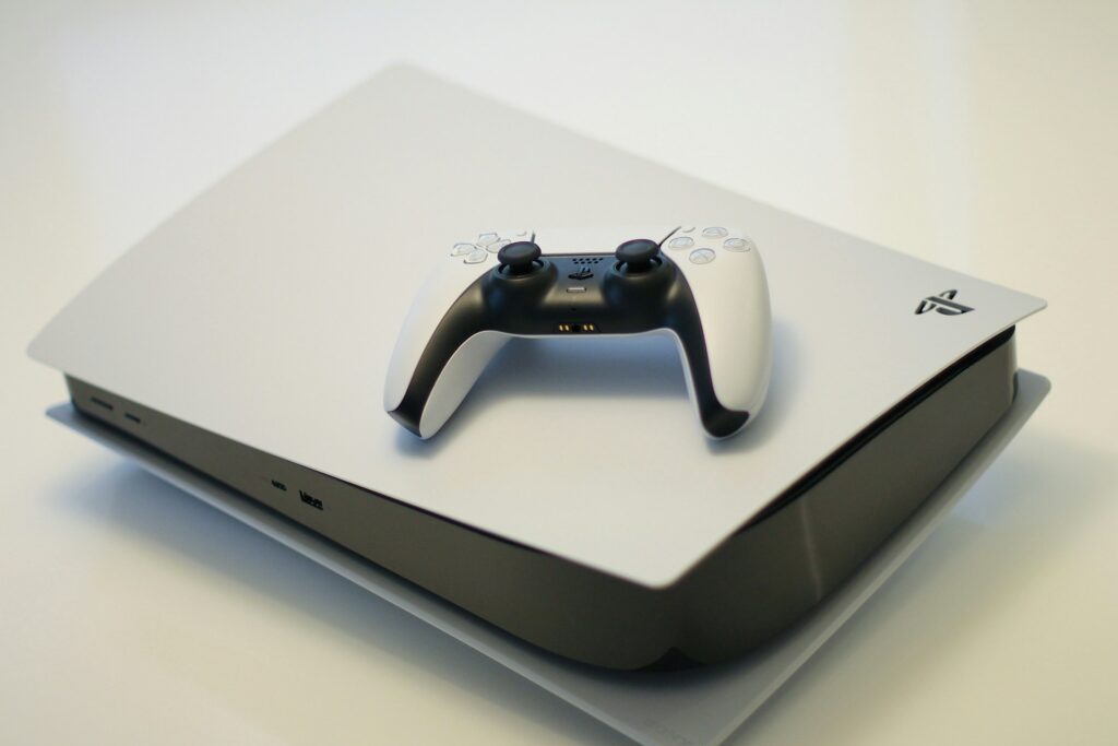 console ps5 blanche avec manette controller noire et blanche