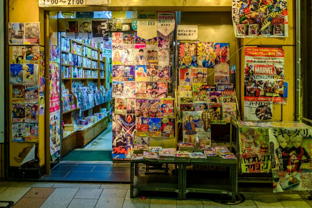 devanture de magasin de mangas japonais avec vitrines colorées et étagères remplies de comics