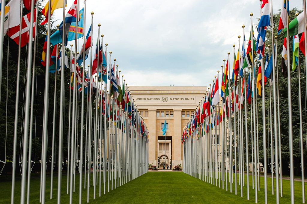 allée de drapeaux des nations unies devant le bâtiment de l'onu à genève