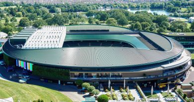 Wimbledon 2026 en streaming légal depuis la France Arial shot of the iconic Wimbledon tennis stadium in the summer.